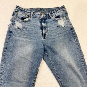 NWOT American Eagle High Rise Mom Jeans